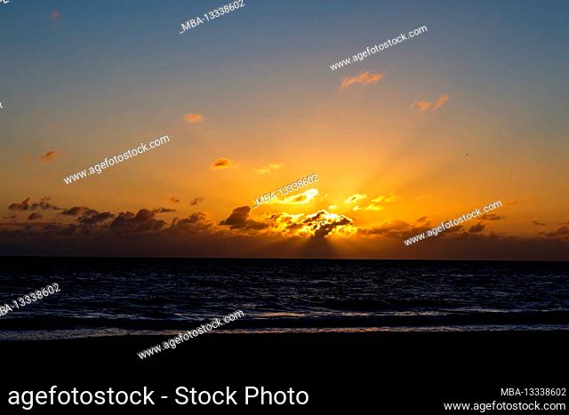 The last rays of the sun, sunset on the North Sea coast, Sylt island, Germany, Europe