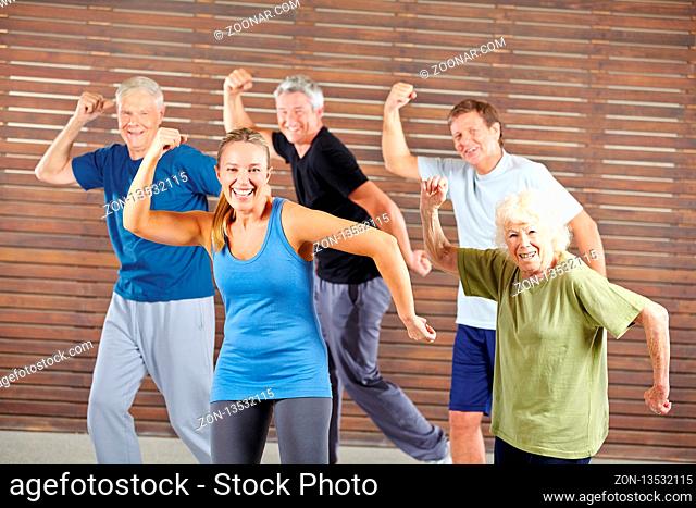 Glückliche Gruppe Senioren beim gemeinsamen Tanzen im Fitnesscenter