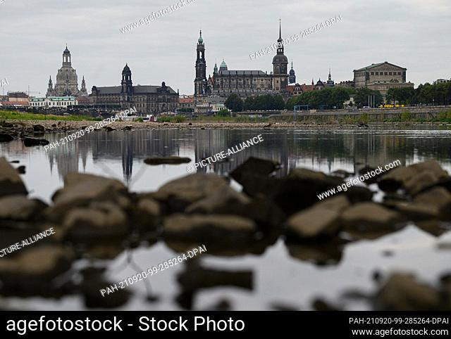 20 September 2021, Saxony, Dresden: Gloomy weather prevails in the morning on the banks of the Elbe in front of the historic Old Town backdrop with the...