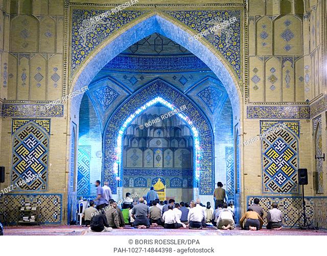Evening prayer in a mosque in Esfahan, Iran, in March 2009. Esfahan is with 1.6 million inhabitants one of central Iran?s biggest cities