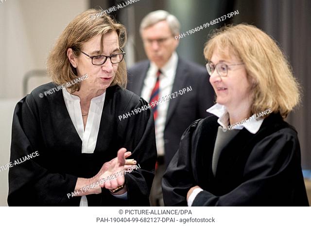 04 April 2019, Lower Saxony, Oldenburg: Ulrike Baumann (l), attorney at law von Högel, and senior public prosecutor Daniela Schiereck-Bohlmann talk in the...