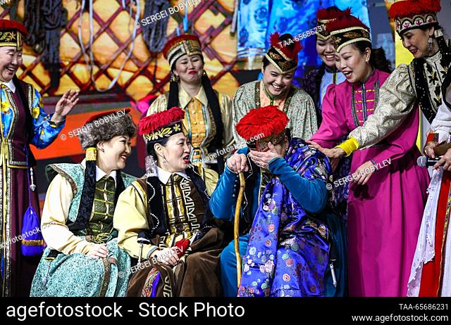 RUSSIA, MOSCOW - 12 de diciembre de 2023: Los artistas recrean los ritos tradicionales de la boda en el Día de la República de Kalmykia como parte de la...