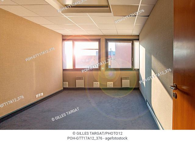 France, Ile de France region, Hauts de Seine, Issy-les-Moulineaux, empty office, Photo Gilles Targat