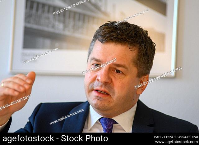 PRODUCTION - 17 December 2021, Saxony-Anhalt, Magdeburg: Sven Schulze (CDU), Minister for Economy, Tourism, Agriculture and Forestry of Saxony-Anhalt during an...