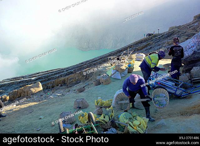 Sulphur miner working at Kawah Ijen, Java, Indonesia, Southeast Asia, Asia