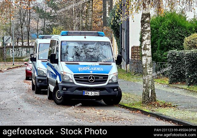 23 November 2023, North Rhine-Westphalia, Bochum: Police vehicles stand on the street during a raid in Bochum-Weitmar. Security forces have searched several...