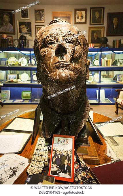 USA, Florida, Fort Lauderdale, Antique Car Museum, specializing in Packard automobiles, bust of President Franklin D. Roosevelt