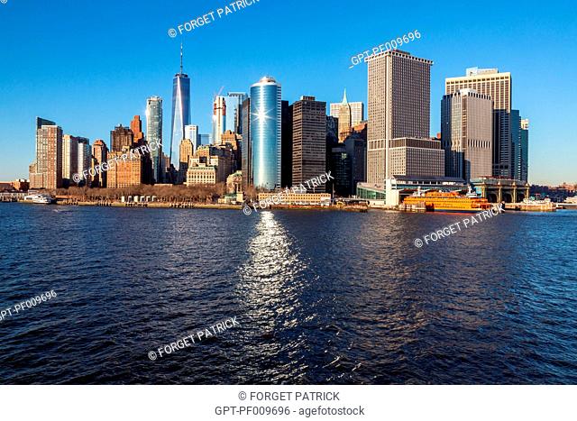 SKYSCRAPERS OF DOWNTOWN WITH THE TOWER OF ONE WORLD TRADE CENTER, FINANCIAL DISTRICT, VIEW FROM THE FERRY ON THE HUDSON RIVER, NEW YORK, UNITED STATES, USA