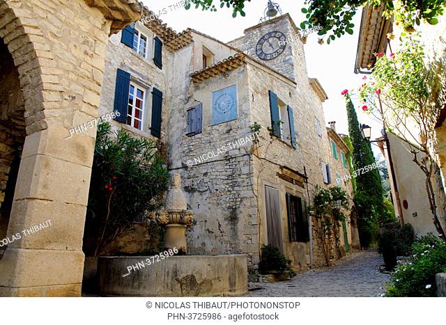 France, Provence Alpes Cote d'Azur, department of Vaucluse (84), Seguret (Most beautiful villages of France) Mascarons fountain (17th century)