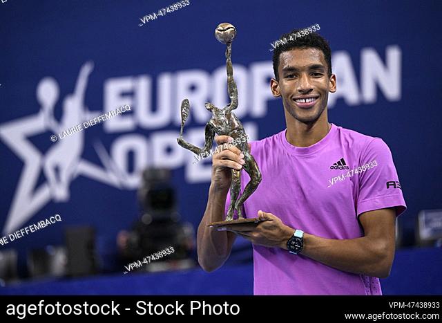 Canadian Felix Auger-Aliassime celebrates with his trophy after winning the men's singles final match between Canadian Auger-Aliassime and American Corda