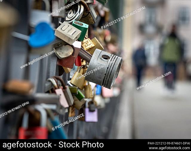 12 December 2022, Hessen, Frankfurt/Main: Not with a simple love lock, like hundreds of couples before, but with an engine piston