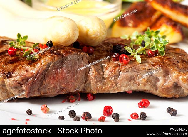 weißer Spargel auf gegrilltem Steak