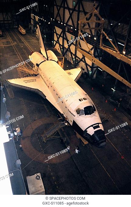 12/12/1997 --- The orbiter Endeavour awaits further processing in the transfer aisle of the Vehicle Assembly Building VAB