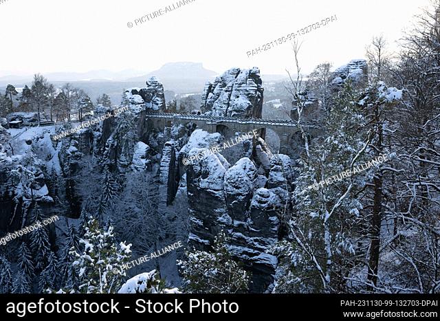 30 November 2023, Saxony, Lohmen: The Bastei Bridge in the Saxon Switzerland National Park is covered in snow. Photo: Sebastian Kahnert/dpa