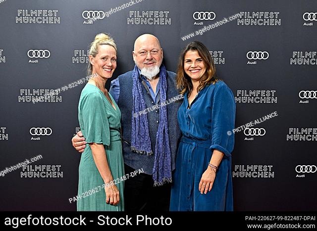 27 June 2022, Bavaria, Munich: Actresses Anna Schudt (l.) and Katharina Wackernagel (r.) and director Rainer Kaufmann at the photocall for the premiere of the...