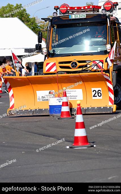 16 September 2023, Rhineland-Palatinate, Koblenz: A snow plow drives through an obstacle course in the middle of midsummer