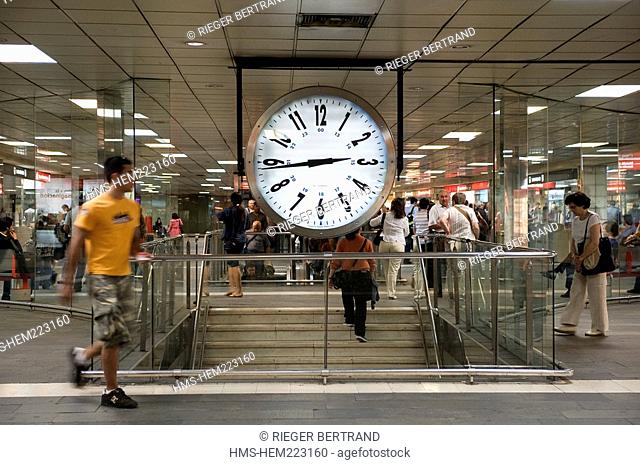 Spain, Catalonia, Barcelona, clock in the subway