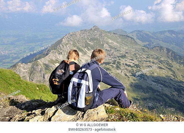 two boys hiking at Nebelhorn, Rubihorn in the background, Germany, Bavaria, Allgaeuer Alpen