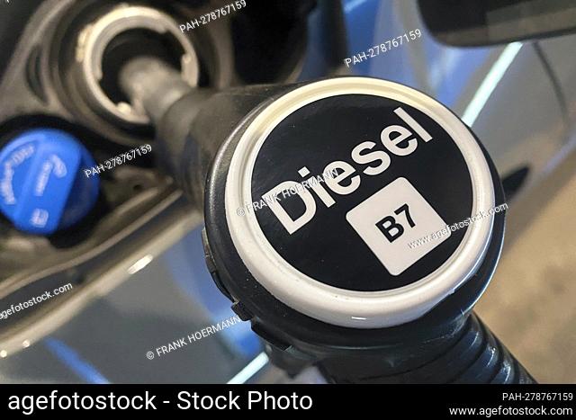 theme image, symbol forum; Diesel more expensive than Super. Gasoline prices at record levels. Refueling with diesel fuel