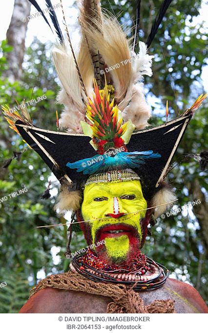 Timan Thumbu, a Huli Wigman, with headdress containing Superb Bird of Paradise, Papun Lorikeet, Lesser Bird of Paradise, Ribbon-tailed Astrapia
