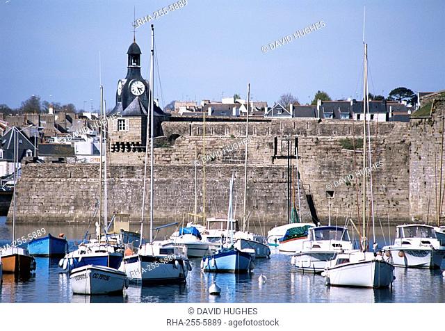 Harbour and old walled town, Concarneau, Finistere, Brittany, France, Europe