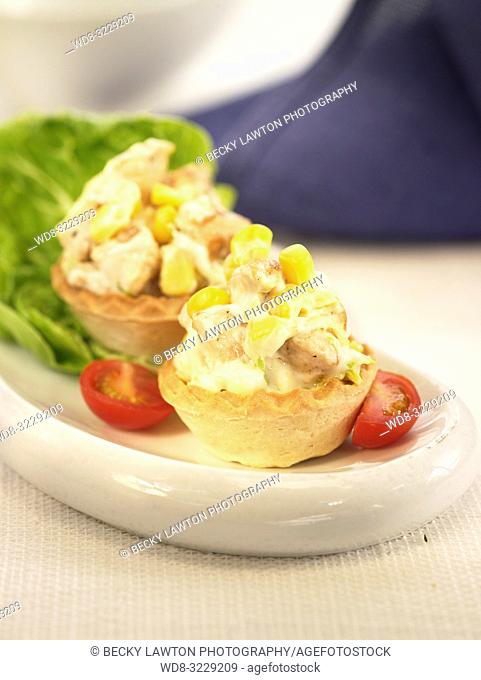 Tartaleta de pollo, pina, lechuga, maiz y mayonesa