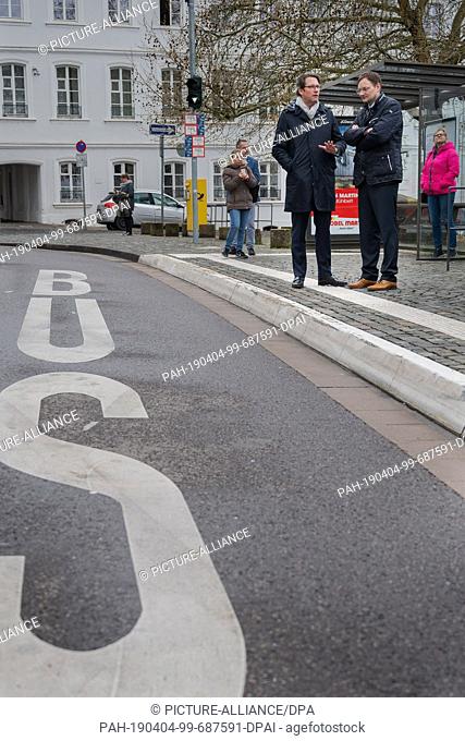 04 April 2019, Saarland, Saarbrücken: Federal Transport Minister Andreas Scheuer (CSU) stands at a bus stop together with Hans Reichhart (CSU, 2nd from right)