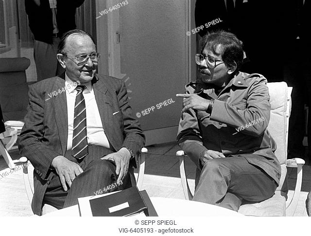 Germany, Bonn, 09.05.1989 Archiv-Nr.: 04-34-37 Daniel Ortega Saavedra, Praesident von Nicaragua und Bundesauenminister Hans-Dietrich Gescher - BONN, , Germany