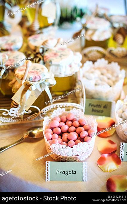Confetti wedding table with confetti and honey pots