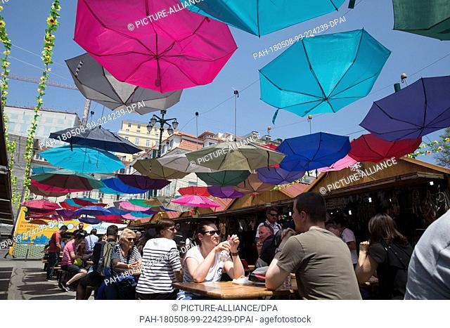 08 May 2018, Lissabon, Portugal: Coloful umbrellas hanging above a market at the Largo Corpo Santo. Numerous music fans, gather in Lissabon for the final of The...