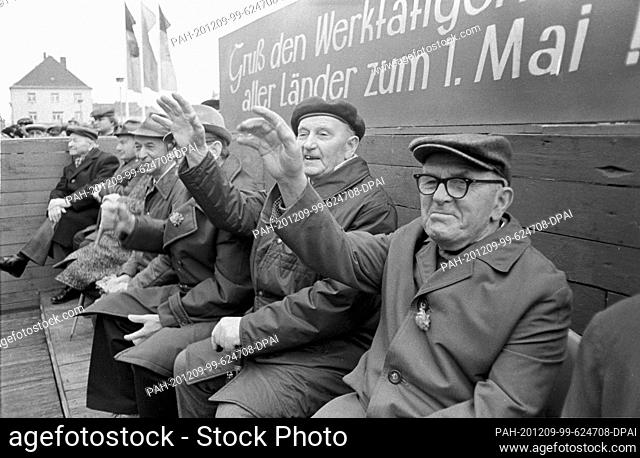 01 May 1982, Saxony, Eilenburg: ""Greet the working people of all countries on May Day!"" During the May Day demonstration in Eilenburg in 1982, labourers