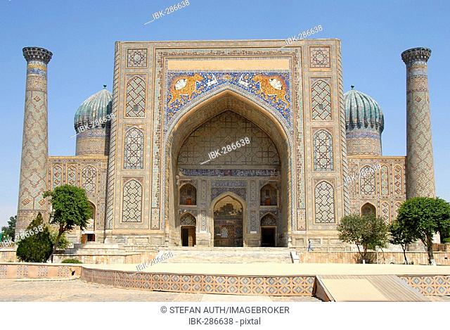 Iwan, minarets and cupolas Madrasah Sherdar Registan Samarkand Uzbekistan