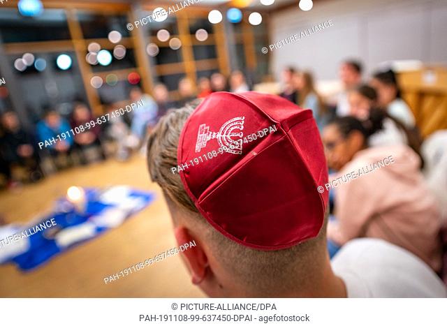 05 November 2019, Hessen, Frankfurt/Main: A young participant of the confirmation class of a parish in the district Nied wears a Jewish kippa during a...