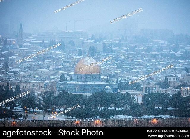 18 February 2021, ---, Jerusalem: A view of Dome of the Rock in the Old City of Jerusalem from the Mount of Olives during heavy snowfalls