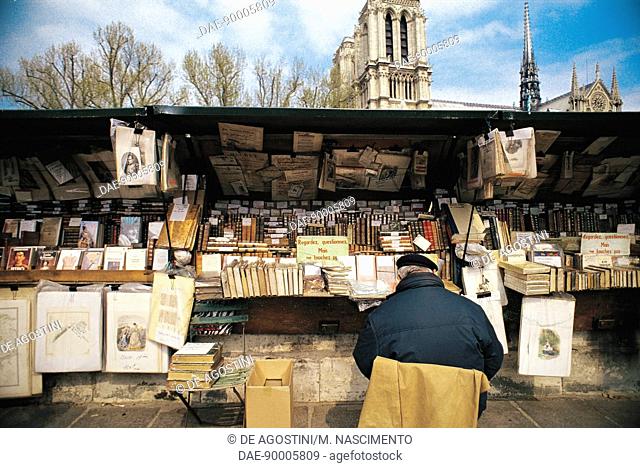 Bouquiniste, stall for sellers of used and antiquarian books on the banks of the River Seine, Paris, France