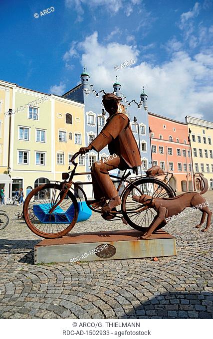 Trialogo, bicycle rider with cat and dog, Skulpture by Edgardo Carmona, Stadtplatz, Square, Burghausen, Innviertel, Germany, Europe