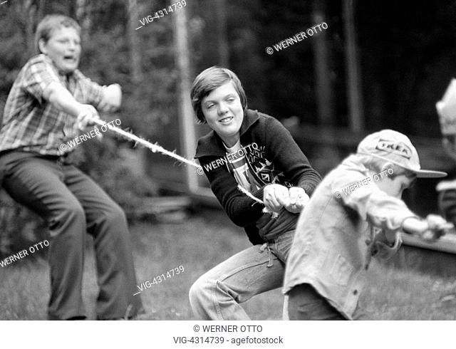 DEUTSCHLAND, OBERHAUSEN, STERKRADE, 30.06.1977, Seventies, black and white photo, people, children, boys, tug-of-war, childrens playground