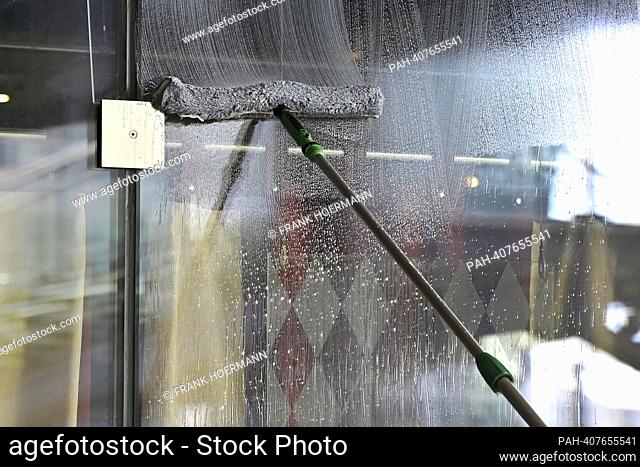 Impressions from Franz Josef Strauss Airport in Munich on May 8th, 2023. Window cleaner window wiper, window cleaning. ?