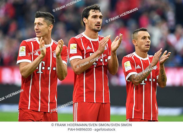 v.li:Robert LEWANDOWSKI (FC Bayern Munich), Mats HUMMELS (FC Bayern Munich), Franck RIBERY (FC Bayern Munich), klatschen nach Spielende Applaus, applaudieren