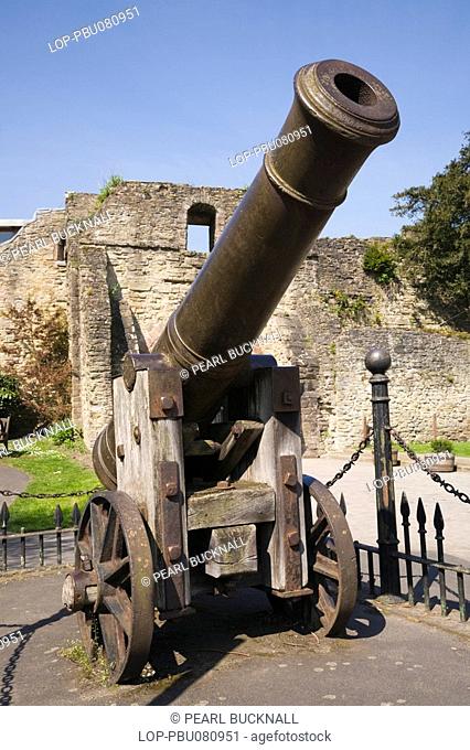 England, Shropshire, Ludlow, An old cannon outside Ludlow Castle entrance