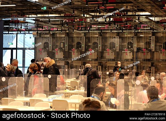 Side motif: Restaurant in the Olympic bubble - dining room, dishes, plates are transported to the tables by robots and accepted there