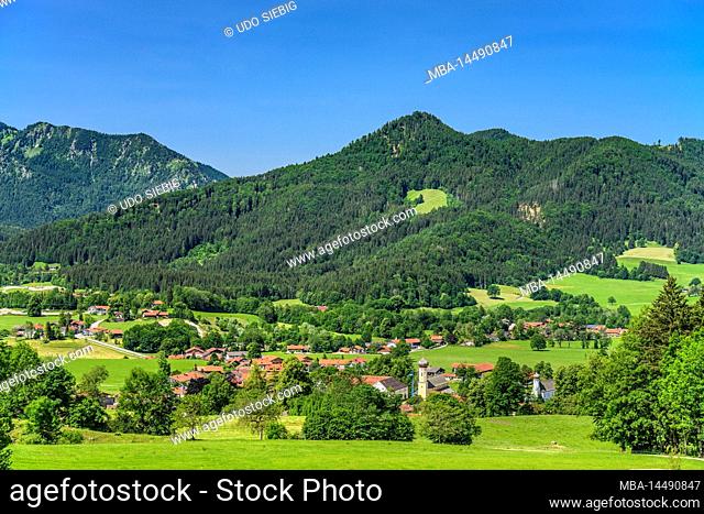 Germany, Bavaria, Oberland, Fischbachau, village view against Auracher Köpferl