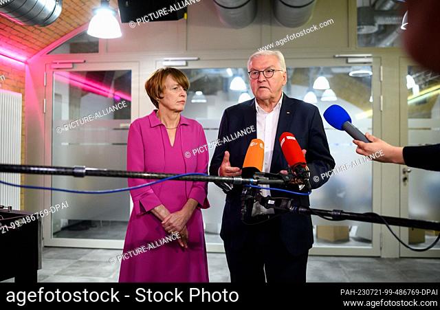 21 July 2023, Berlin: German President Frank-Walter Steinmeier (r) and his wife Elke Büdenbender make remarks at the end of a visit to the Zentrum am Zoo and...