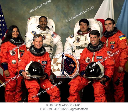 Five astronauts and a payload specialist take a break from training at the Johnson Space Center (JSC) to pose for the STS-87 crew portrait
