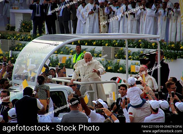 05 November 2022, Bahrain, Rifa al-Gharbi: Francis greets faithful from his Popemobile before a Mass at the National Stadium in Riffa
