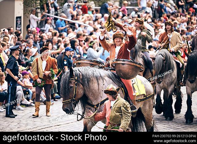 02 de julio de 2023, Baviera, Landshut: La procesión histórica se mueve a través de la ciudad en el "Landshut Wedding". Miles de visitantes animaron mientras la...
