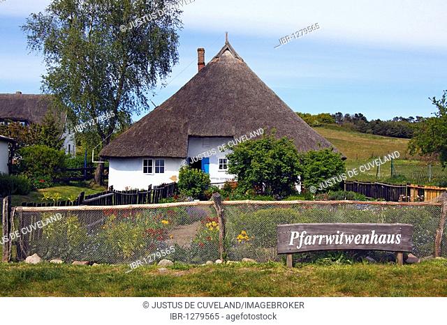 Thatched house, Pfarrwitwenhaus, Gross Zicker, Moenchsgut, Ruegen island, Mecklenburg-Western-Pomerania, Germany, Europe