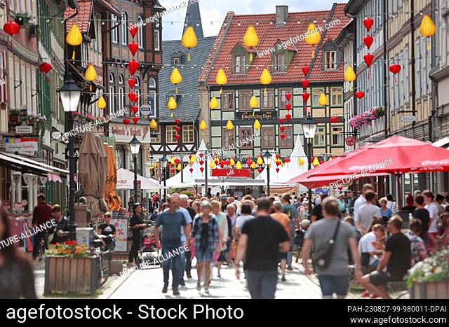 27 August 2023, Saxony-Anhalt, Wernigerode: Lanterns decorate the old town in Wernigerode. With the lantern festival in Wernigerode