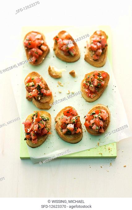 Crostini with spicy diced tomatoes