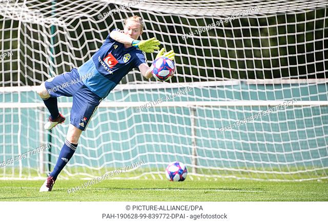28 June 2019, France (France), Fougeres: Football, women: World Cup, national team, Sweden, training: goalkeeper Hedvig Lindahl jumps after a ball